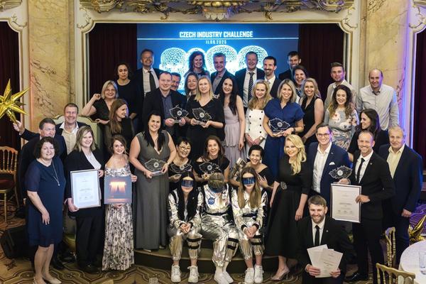Skupinové foto z galavyhlášení vítězů V. ročníku Czech Industry Challenge, fotila Zuzana Fajmonová
