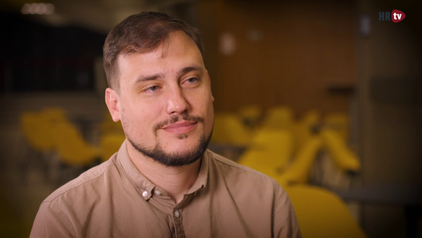AI může zvýšit produktivitu. Zároveň ale může rozbít cestu od juniora k seniorovi, říká ekonom Dominik Stroukal